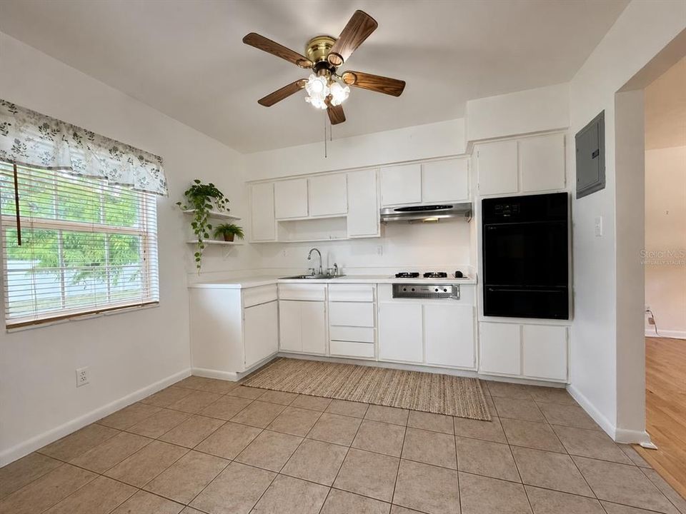 For Sale: $210,000 (3 beds, 1 baths, 888 Square Feet)