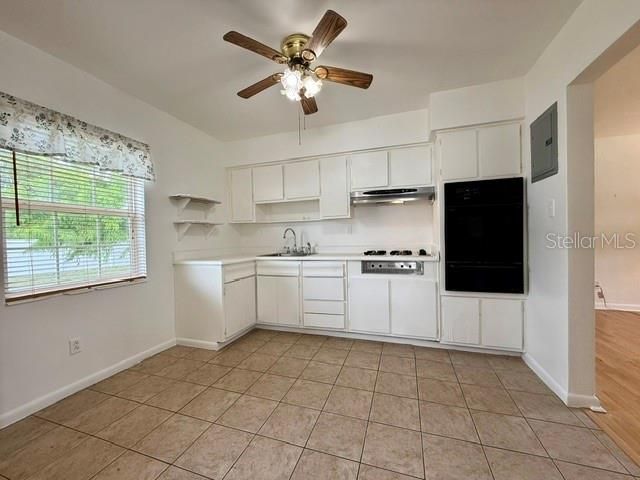 For Sale: $210,000 (3 beds, 1 baths, 888 Square Feet)
