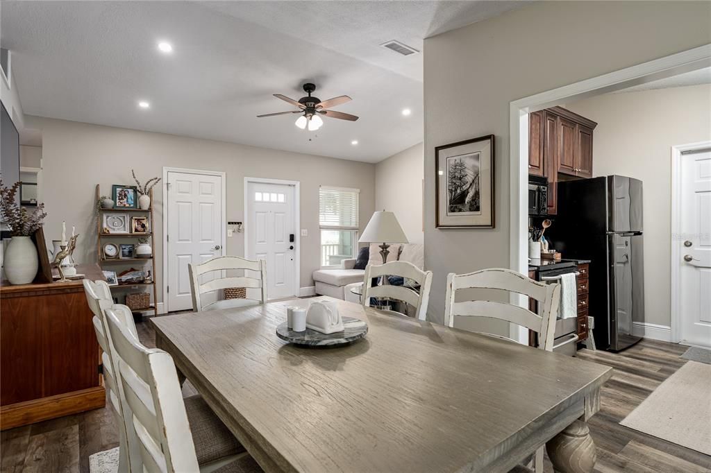 For Sale: $349,000 (3 beds, 2 baths, 1119 Square Feet)