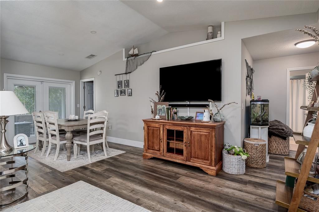 For Sale: $349,000 (3 beds, 2 baths, 1119 Square Feet)