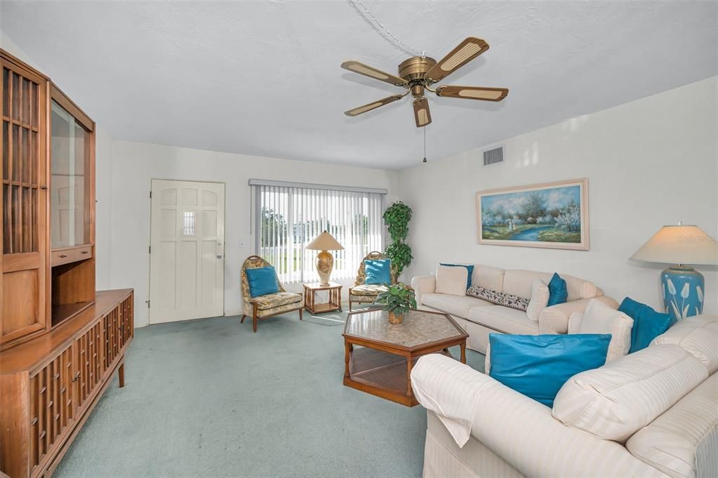 For Sale: $149,900 (2 beds, 2 baths, 1400 Square Feet)