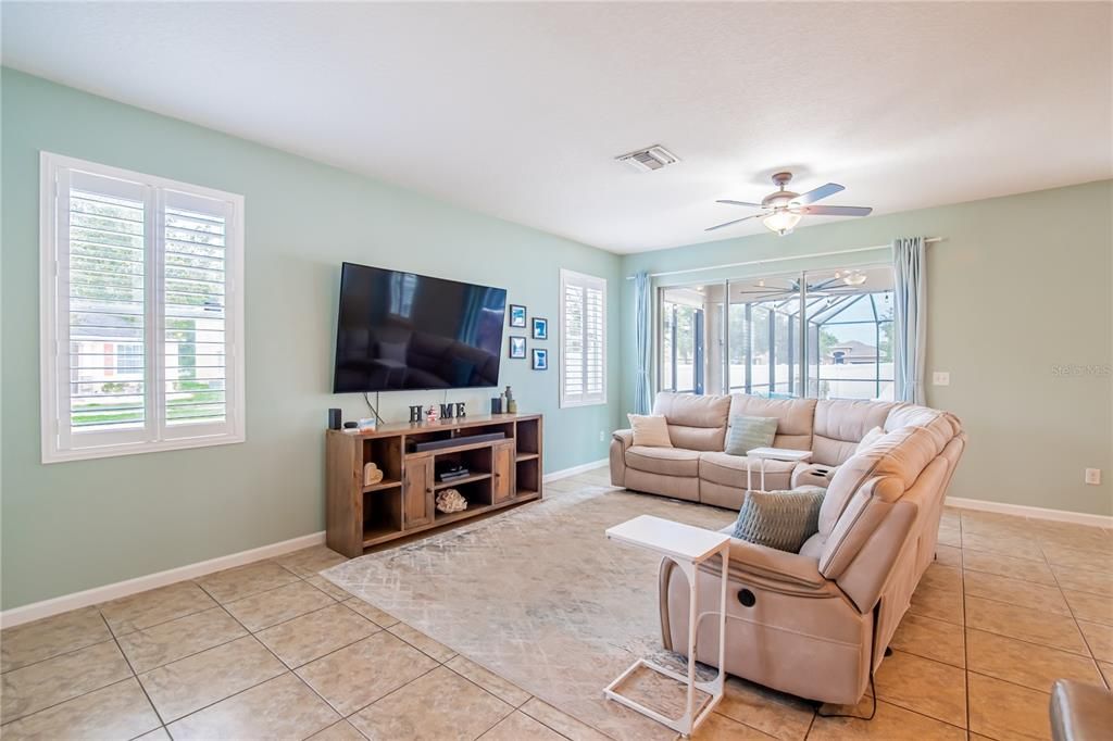 For Sale: $425,000 (4 beds, 2 baths, 2387 Square Feet)