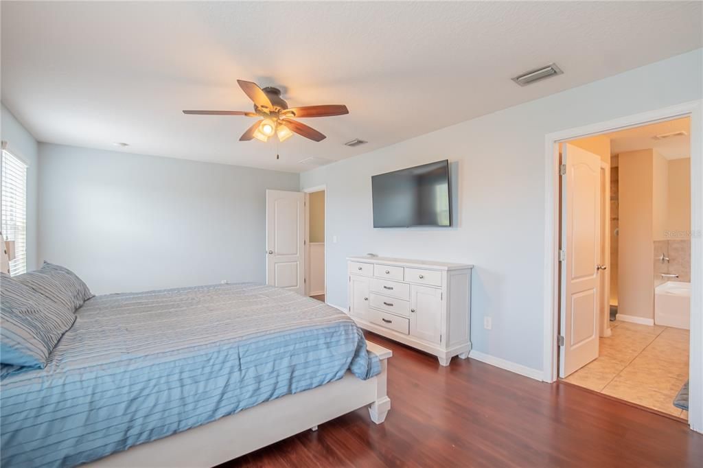 For Sale: $425,000 (4 beds, 2 baths, 2387 Square Feet)