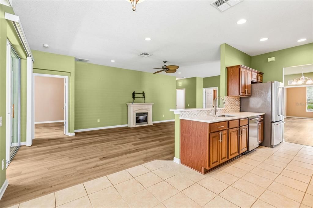 For Sale: $285,000 (2 beds, 2 baths, 1696 Square Feet)
