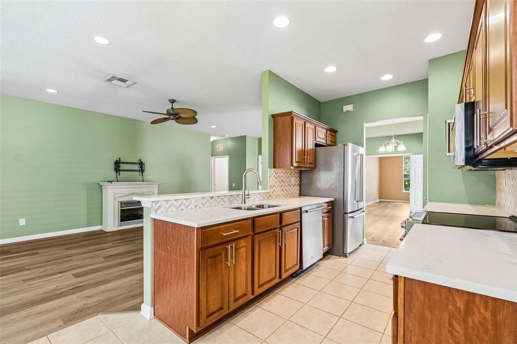 For Sale: $285,000 (2 beds, 2 baths, 1696 Square Feet)