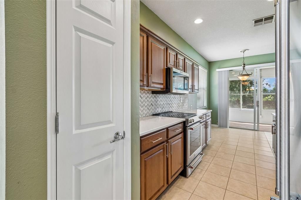 For Sale: $285,000 (2 beds, 2 baths, 1696 Square Feet)