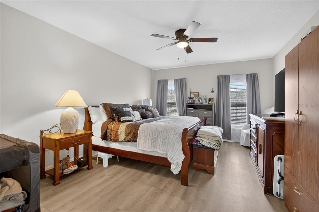For Sale: $299,999 (4 beds, 2 baths, 1793 Square Feet)