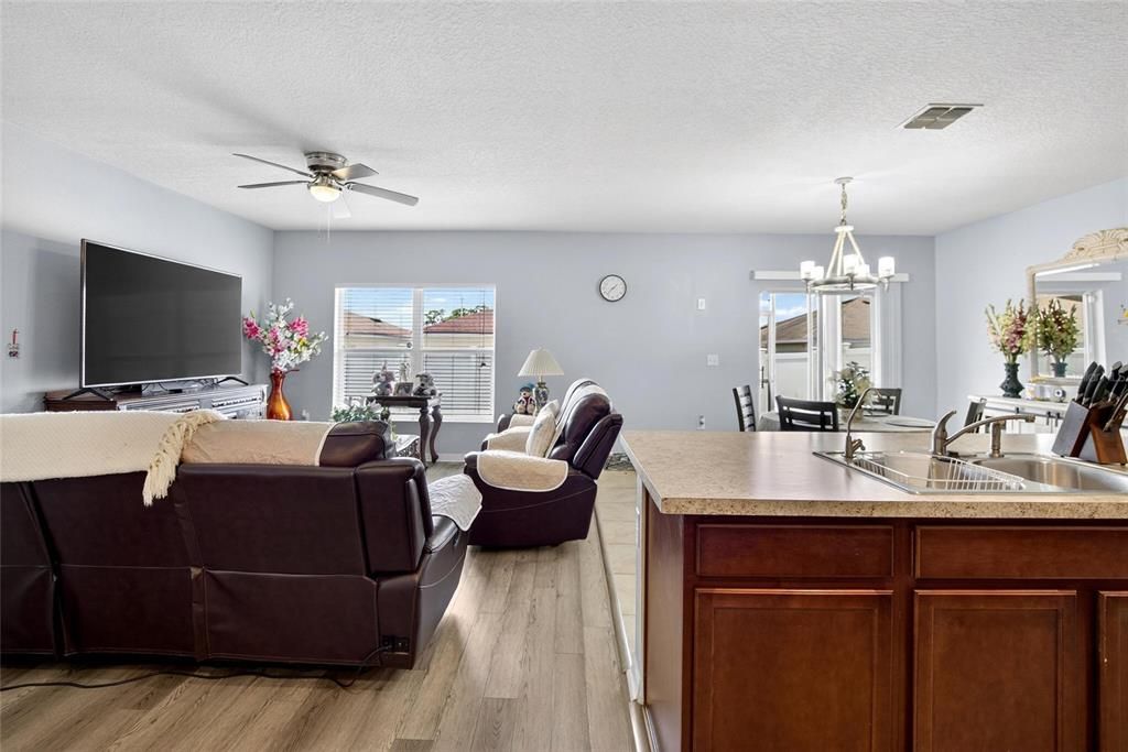 For Sale: $299,999 (4 beds, 2 baths, 1793 Square Feet)