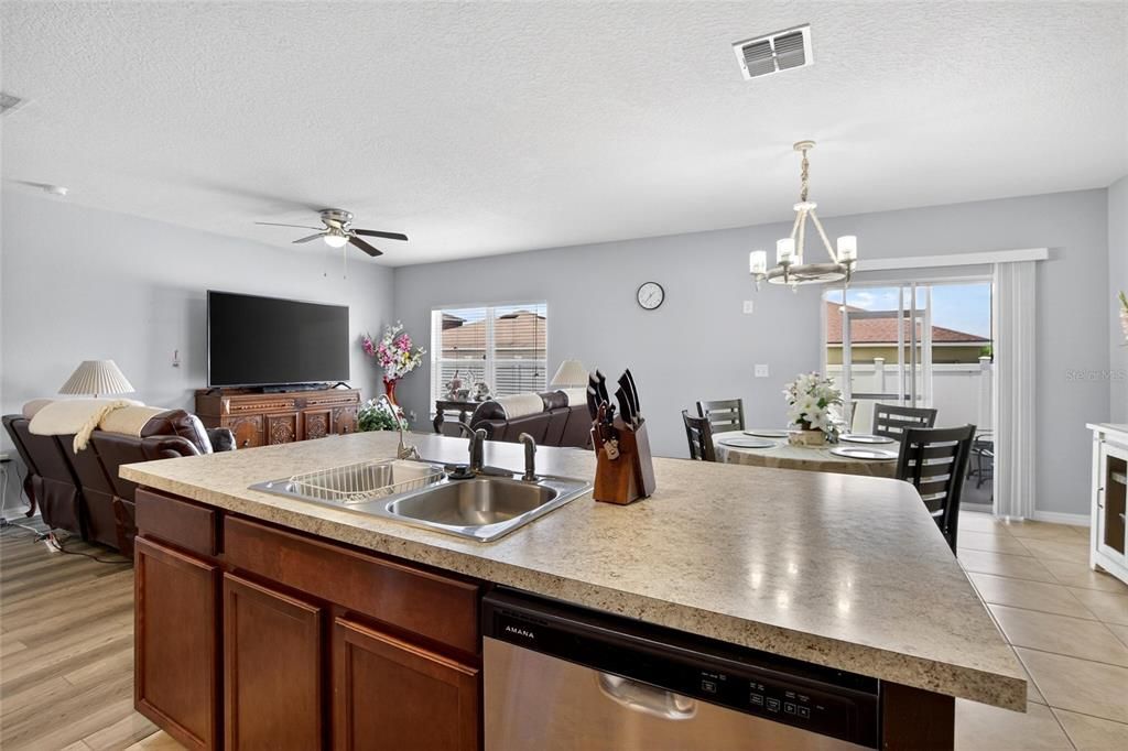 For Sale: $299,999 (4 beds, 2 baths, 1793 Square Feet)