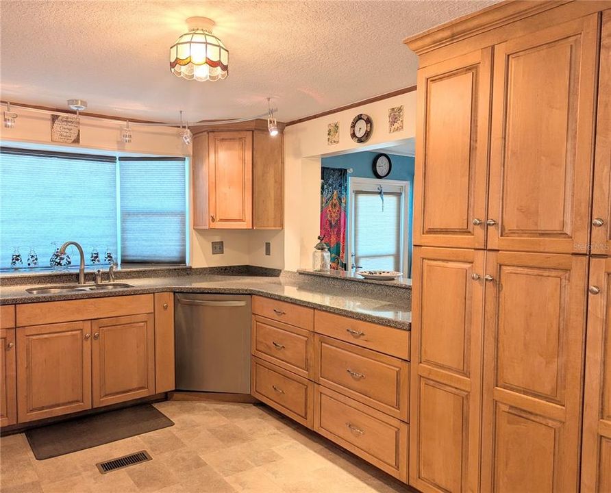 For Sale: $145,000 (2 beds, 2 baths, 1152 Square Feet)