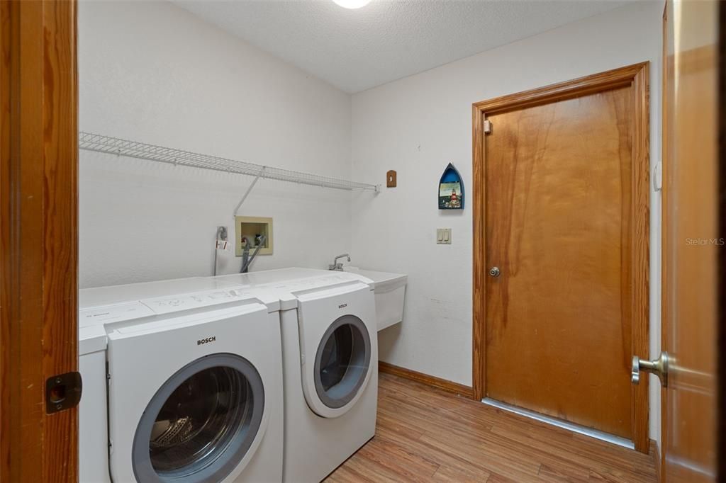 For Sale: $320,000 (3 beds, 2 baths, 1822 Square Feet)