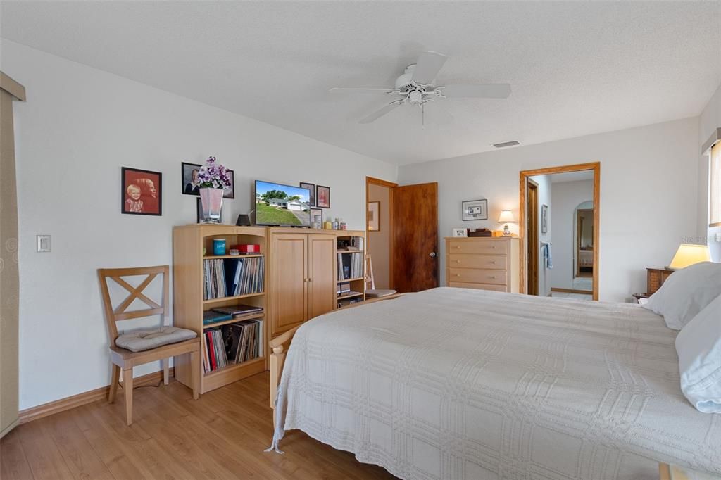 For Sale: $320,000 (3 beds, 2 baths, 1822 Square Feet)