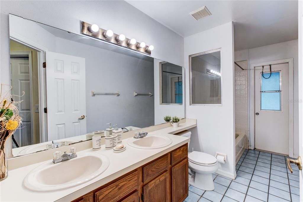 For Sale: $524,000 (4 beds, 3 baths, 2355 Square Feet)