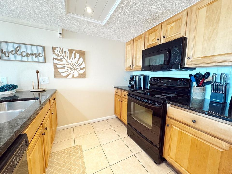 For Sale: $759,990 (2 beds, 2 baths, 1090 Square Feet)