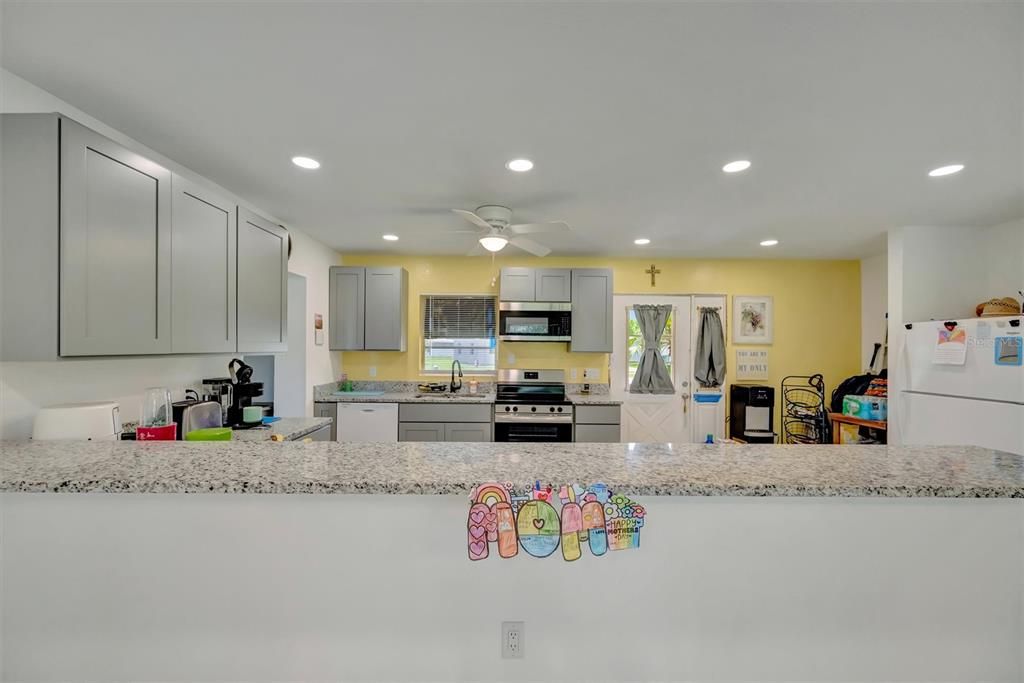 For Sale: $195,000 (2 beds, 1 baths, 988 Square Feet)