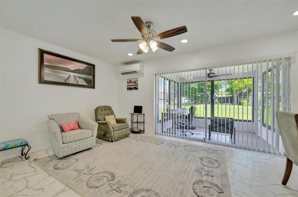 For Sale: $195,000 (2 beds, 1 baths, 988 Square Feet)