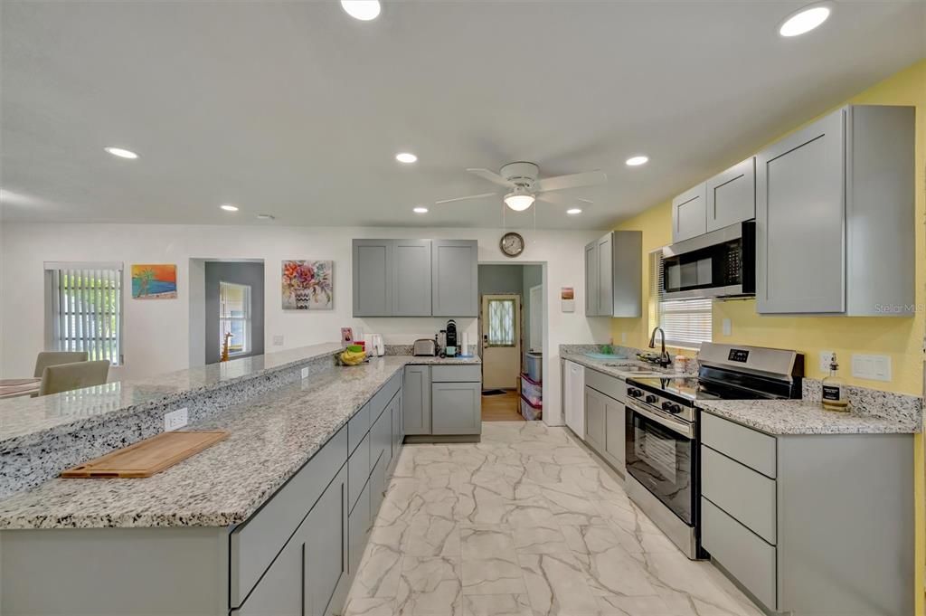For Sale: $195,000 (2 beds, 1 baths, 988 Square Feet)