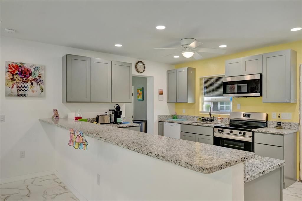 For Sale: $195,000 (2 beds, 1 baths, 988 Square Feet)