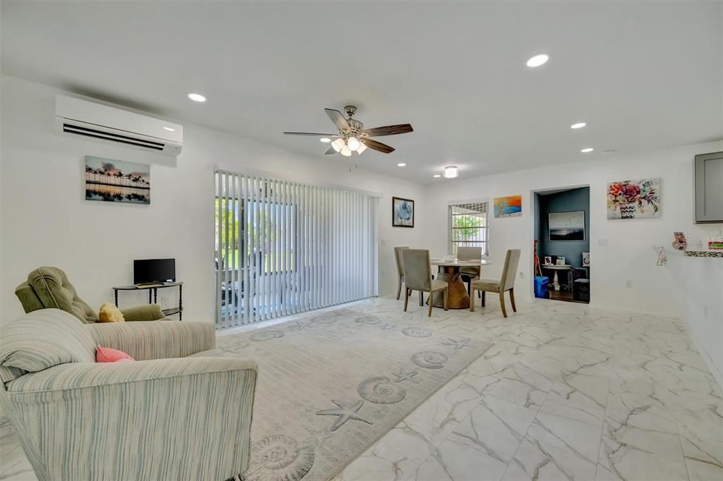 For Sale: $195,000 (2 beds, 1 baths, 988 Square Feet)