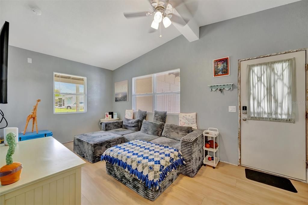 For Sale: $195,000 (2 beds, 1 baths, 988 Square Feet)