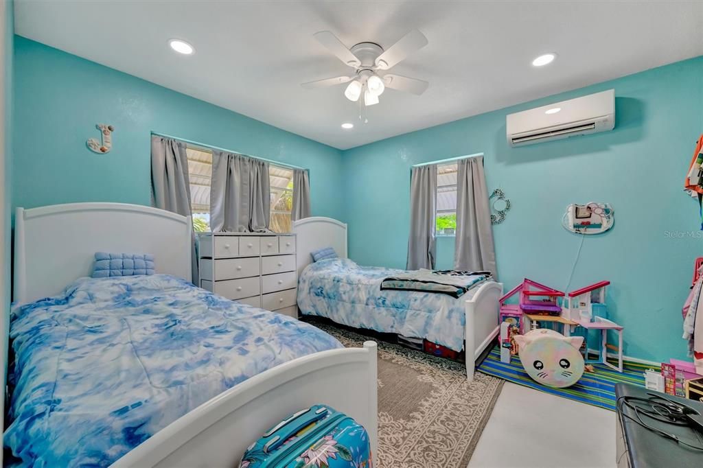 For Sale: $195,000 (2 beds, 1 baths, 988 Square Feet)