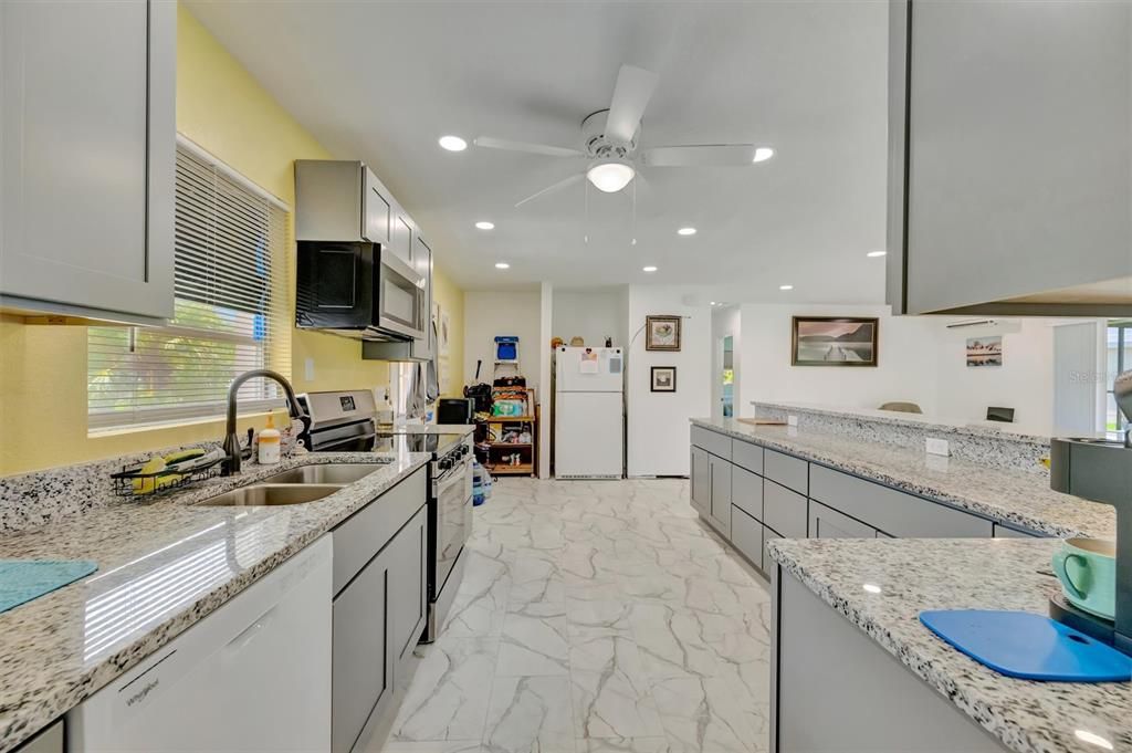 For Sale: $195,000 (2 beds, 1 baths, 988 Square Feet)