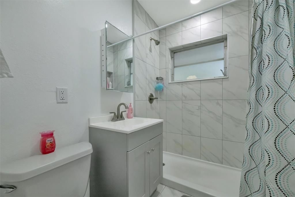 For Sale: $195,000 (2 beds, 1 baths, 988 Square Feet)