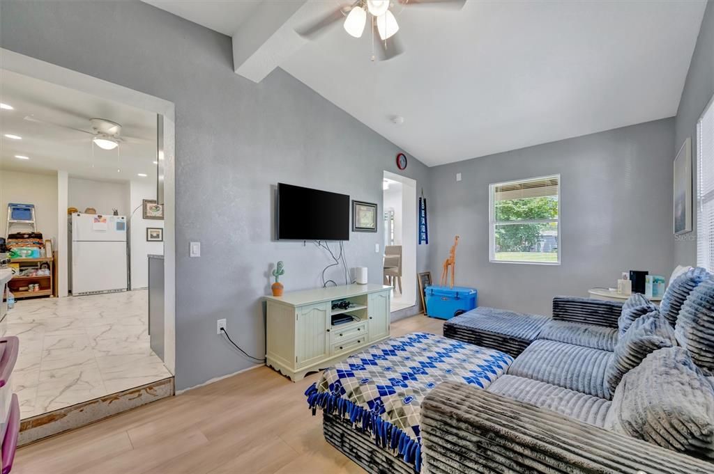 For Sale: $195,000 (2 beds, 1 baths, 988 Square Feet)