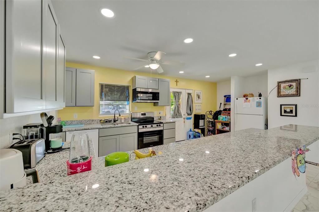 For Sale: $195,000 (2 beds, 1 baths, 988 Square Feet)