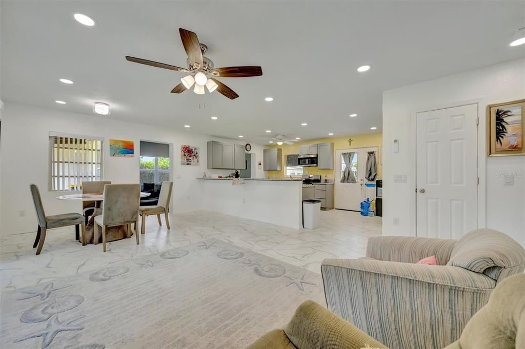 For Sale: $195,000 (2 beds, 1 baths, 988 Square Feet)