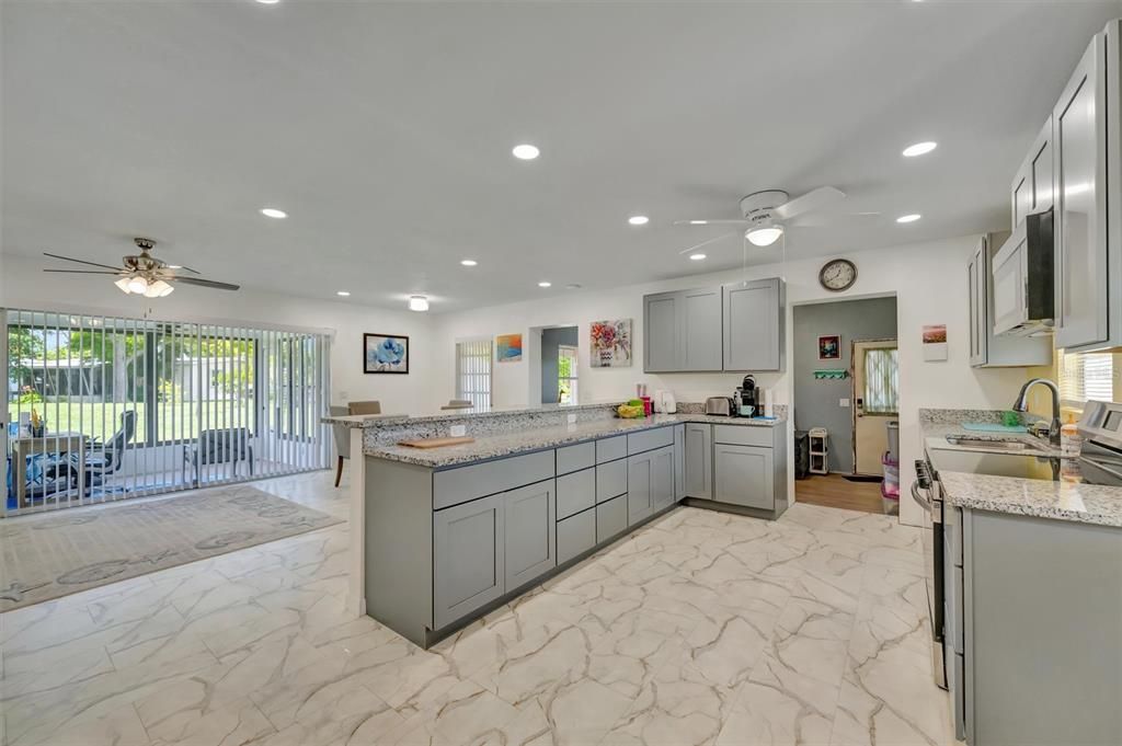For Sale: $195,000 (2 beds, 1 baths, 988 Square Feet)