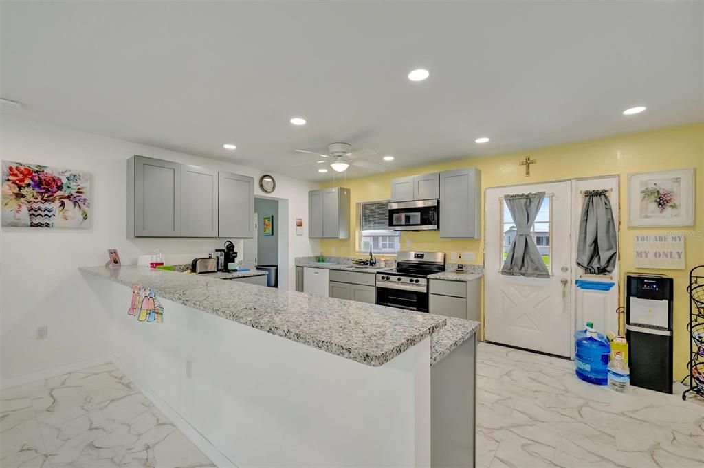 For Sale: $195,000 (2 beds, 1 baths, 988 Square Feet)