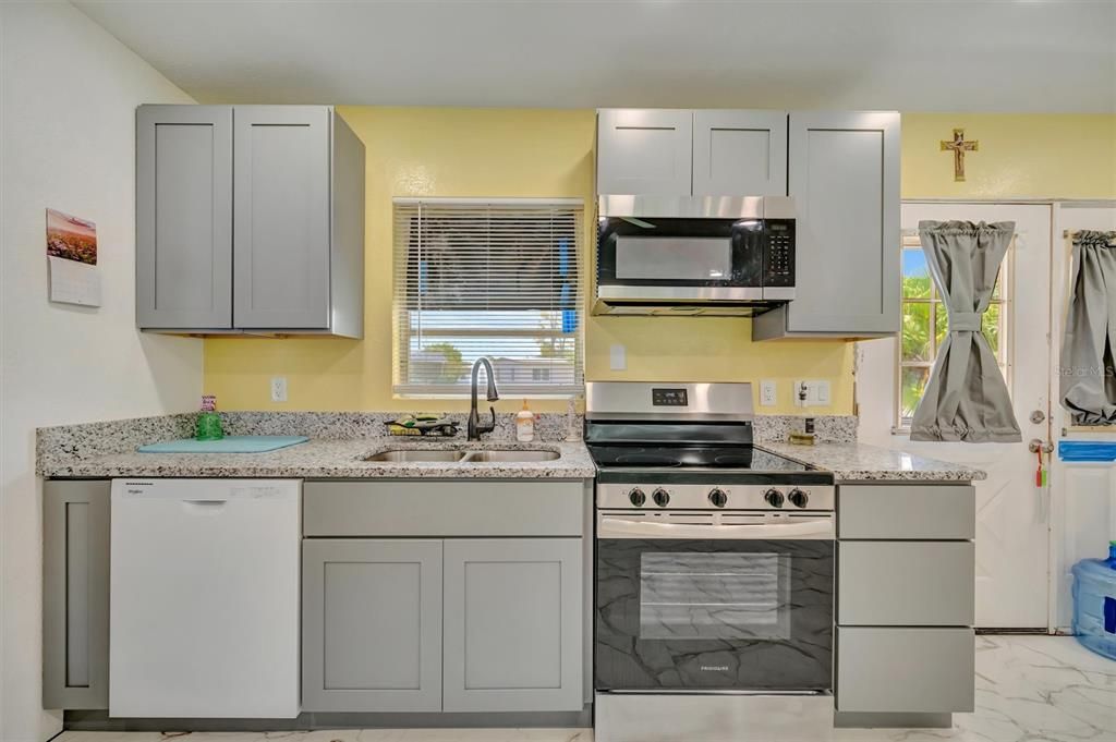 For Sale: $195,000 (2 beds, 1 baths, 988 Square Feet)