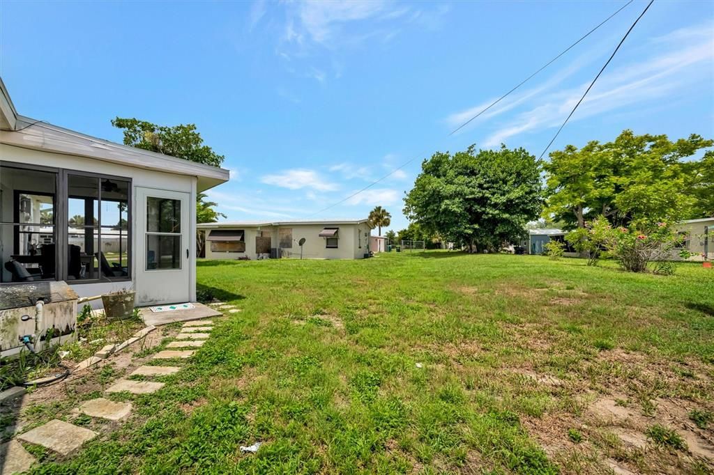 For Sale: $195,000 (2 beds, 1 baths, 988 Square Feet)