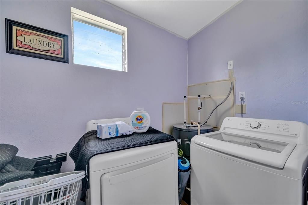 For Sale: $195,000 (2 beds, 1 baths, 988 Square Feet)