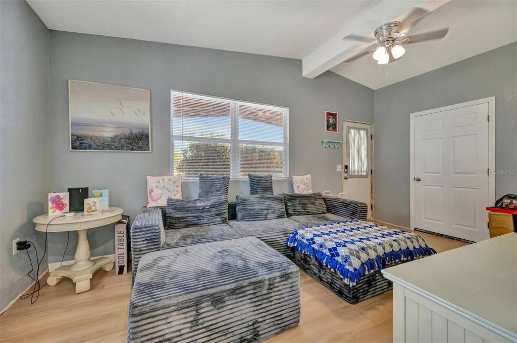 For Sale: $195,000 (2 beds, 1 baths, 988 Square Feet)