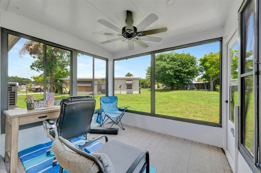 For Sale: $195,000 (2 beds, 1 baths, 988 Square Feet)