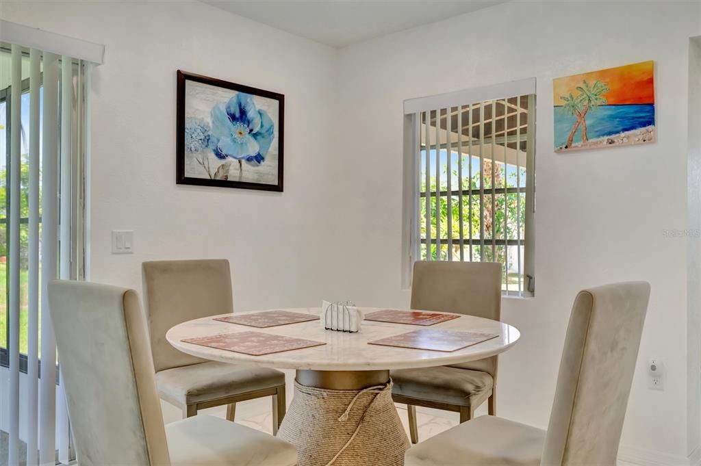 For Sale: $195,000 (2 beds, 1 baths, 988 Square Feet)