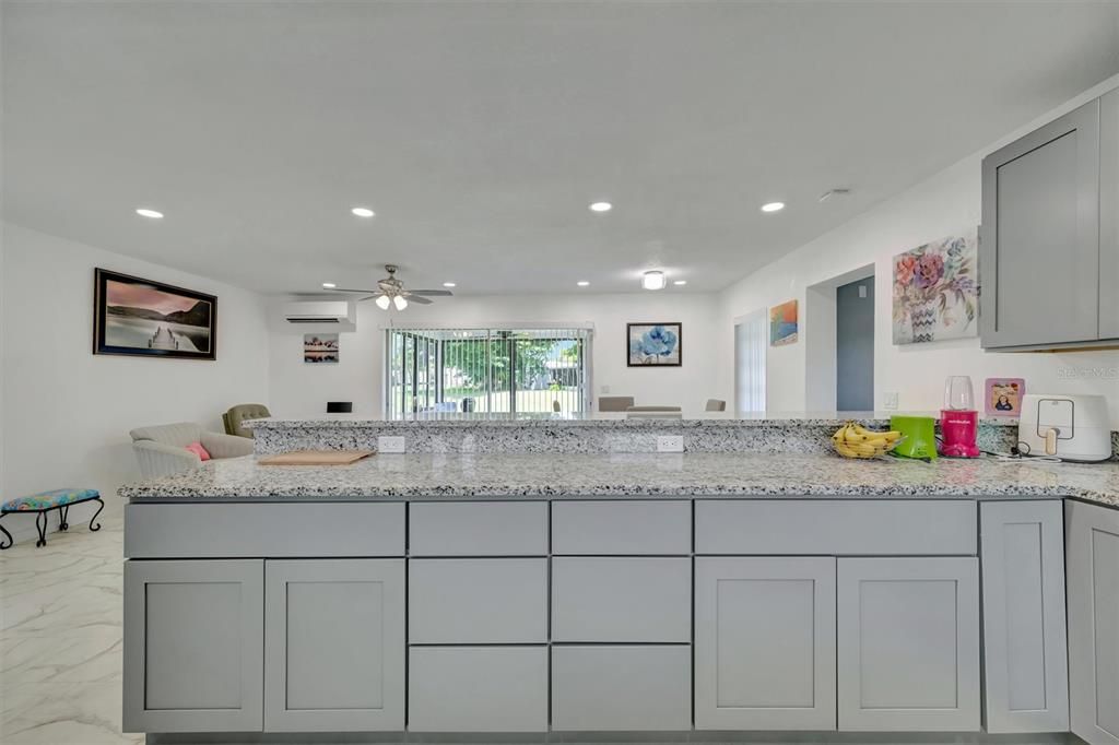 For Sale: $195,000 (2 beds, 1 baths, 988 Square Feet)