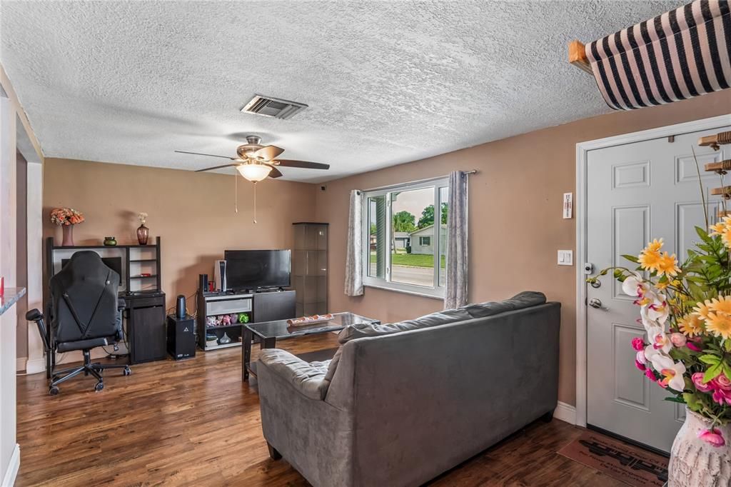 For Sale: $230,000 (3 beds, 1 baths, 932 Square Feet)