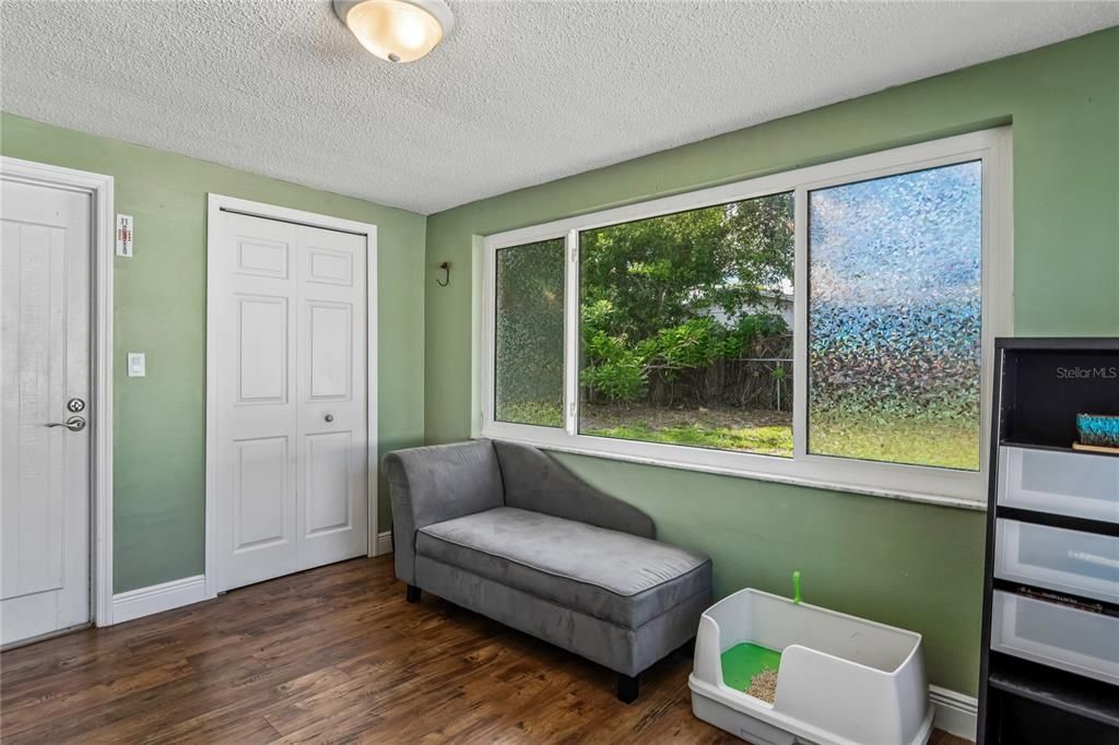 For Sale: $230,000 (3 beds, 1 baths, 932 Square Feet)