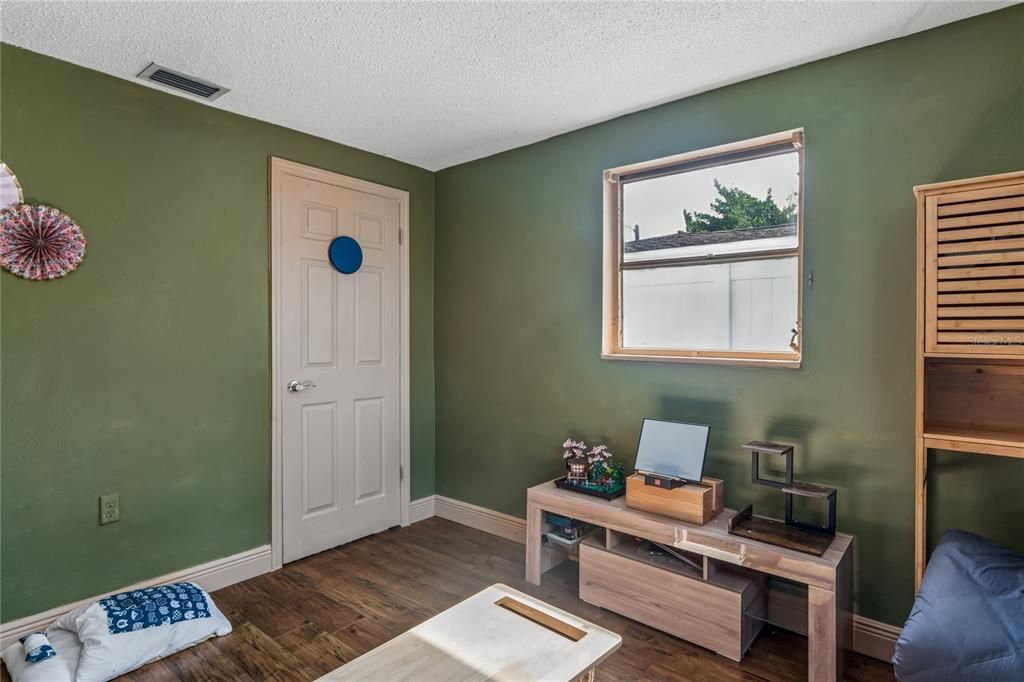 For Sale: $230,000 (3 beds, 1 baths, 932 Square Feet)
