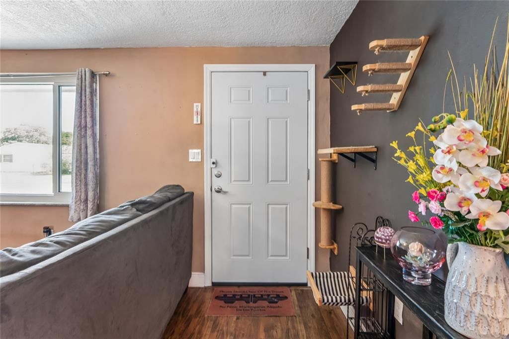 For Sale: $230,000 (3 beds, 1 baths, 932 Square Feet)