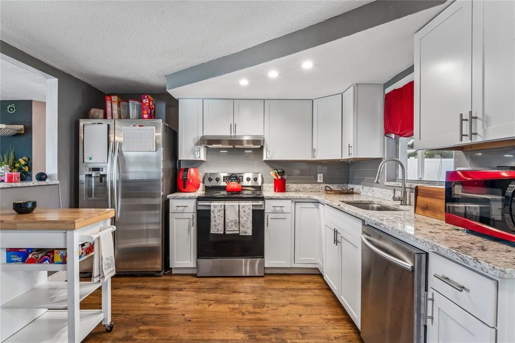 For Sale: $230,000 (3 beds, 1 baths, 932 Square Feet)