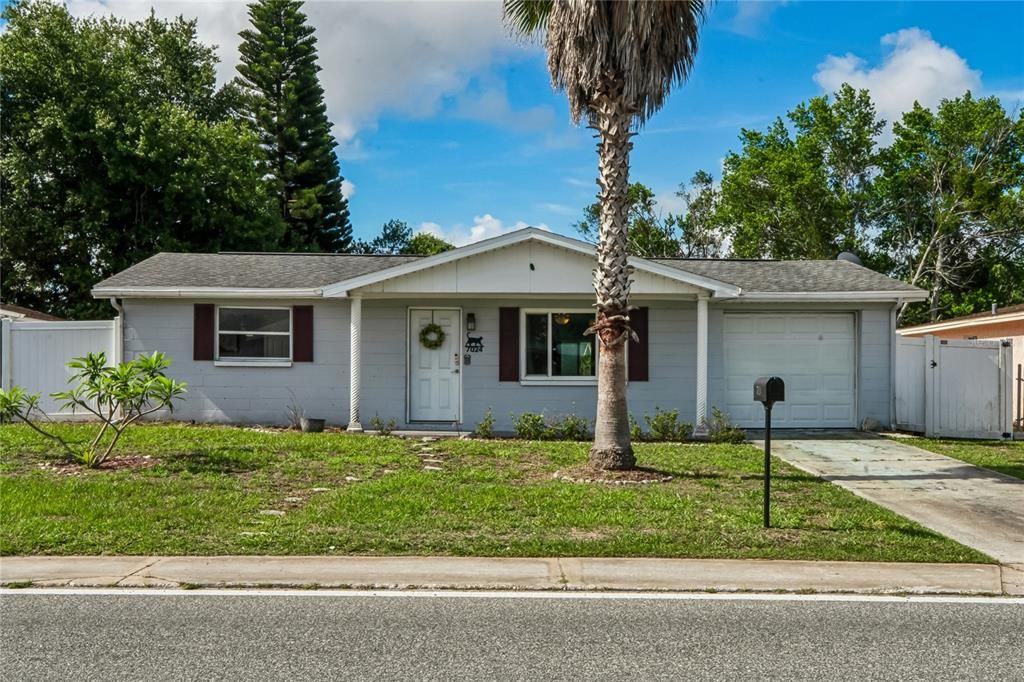 For Sale: $230,000 (3 beds, 1 baths, 932 Square Feet)