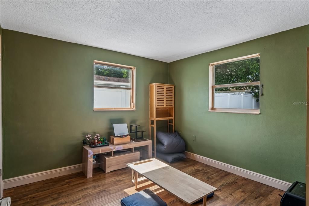 For Sale: $230,000 (3 beds, 1 baths, 932 Square Feet)