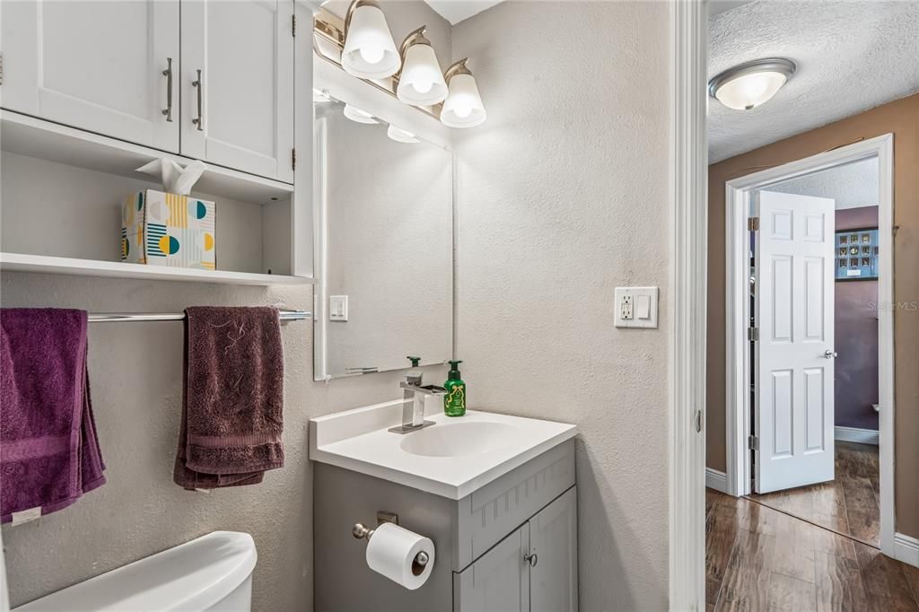 For Sale: $230,000 (3 beds, 1 baths, 932 Square Feet)