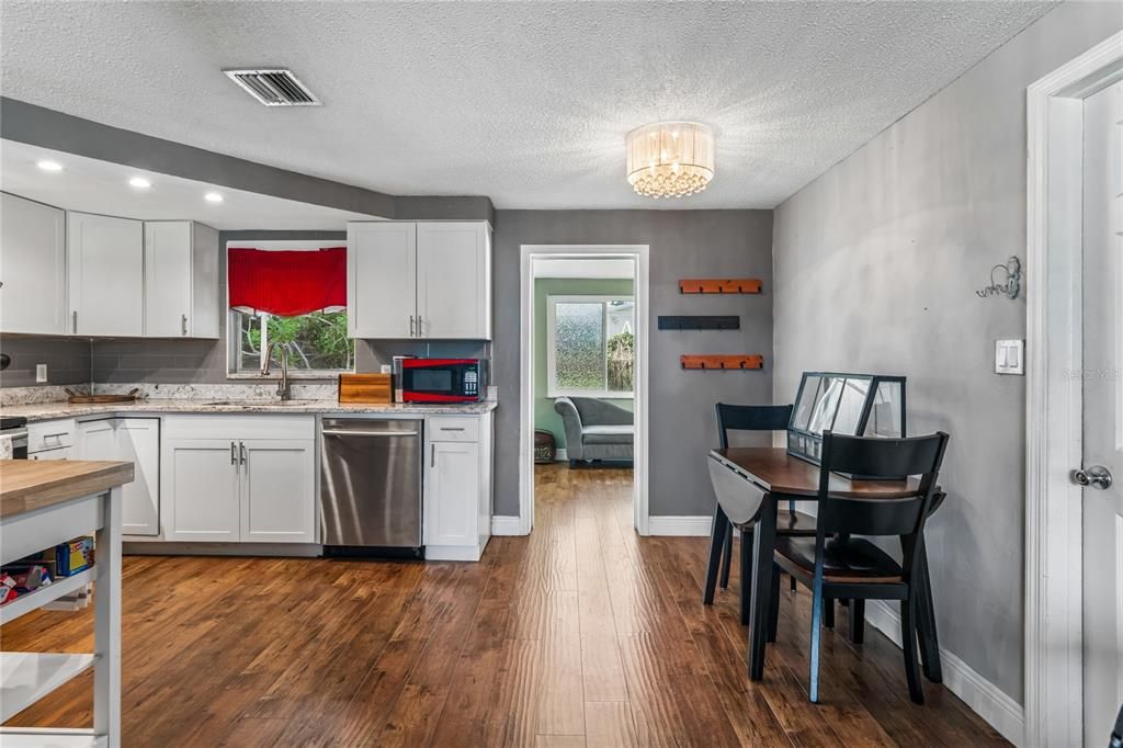 For Sale: $230,000 (3 beds, 1 baths, 932 Square Feet)