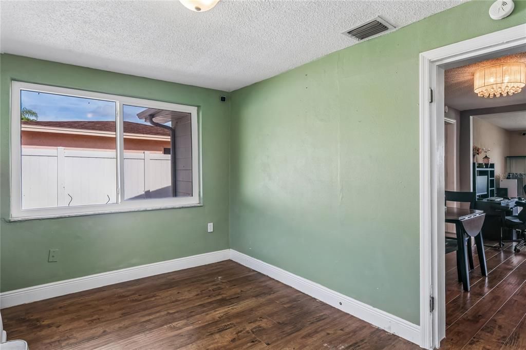 For Sale: $230,000 (3 beds, 1 baths, 932 Square Feet)