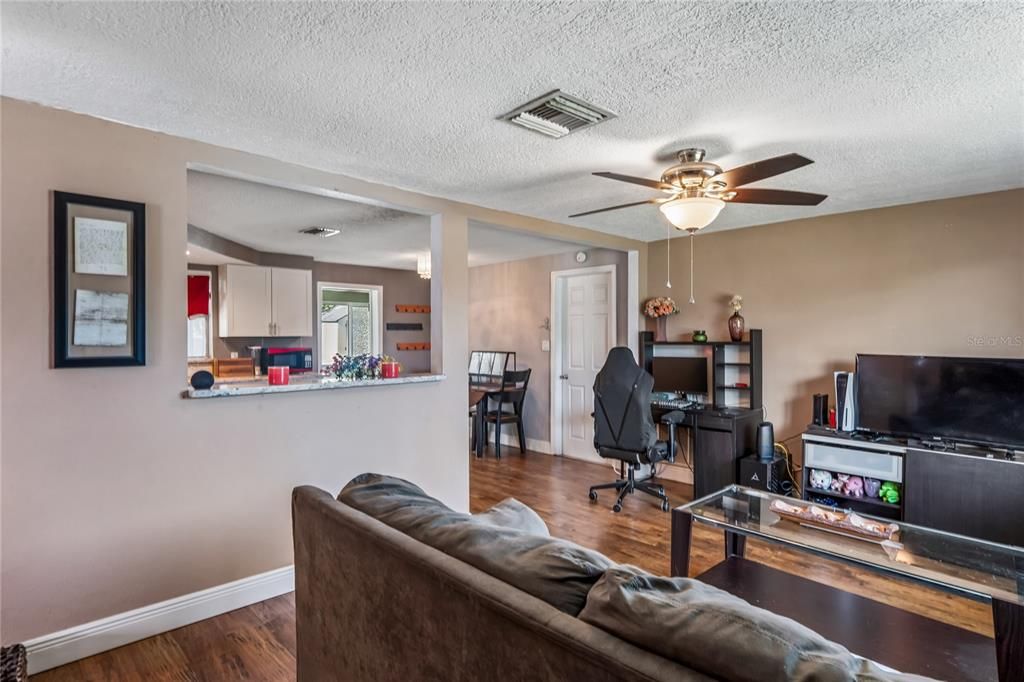 For Sale: $230,000 (3 beds, 1 baths, 932 Square Feet)